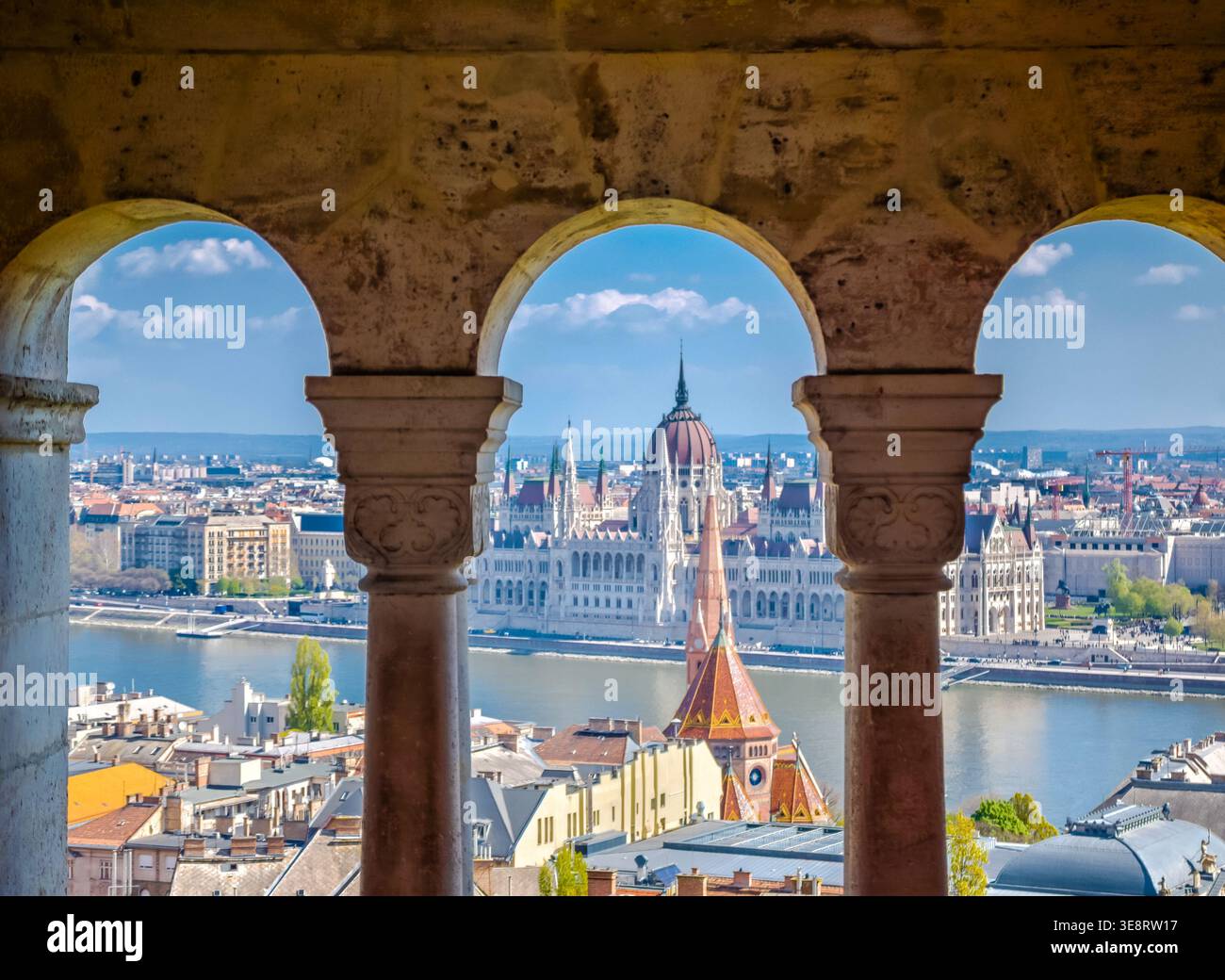 Budapester Parlament durch den Fishermans Bastion Bogen, ikonisches ungarisches Wahrzeichen, atemberaubende Aussicht, historische Architektur und Reiseziel Szene Stockfoto
