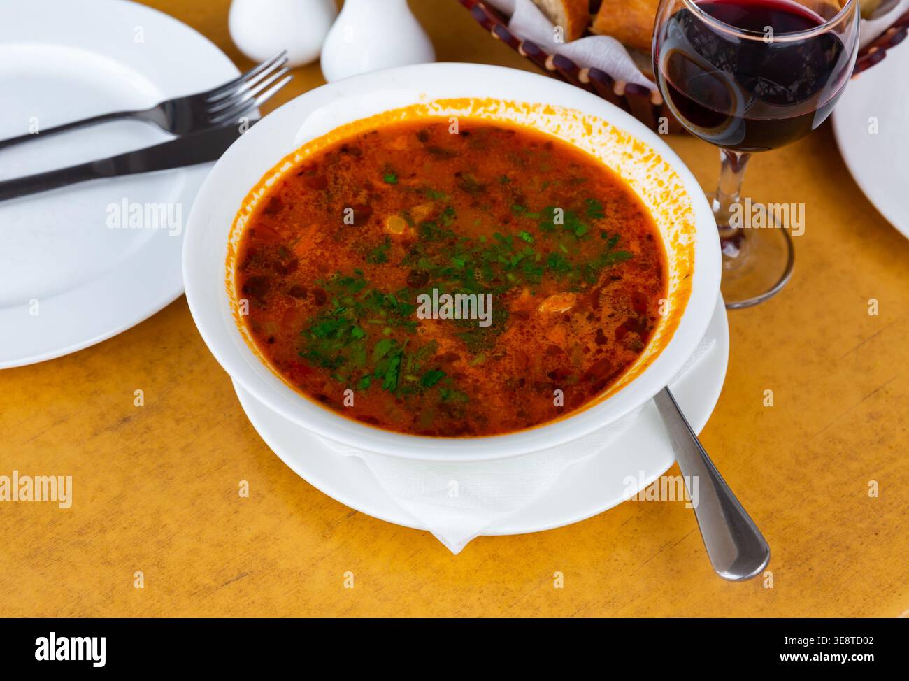 Georgische traditionelle Suppe kharcho Stockfoto