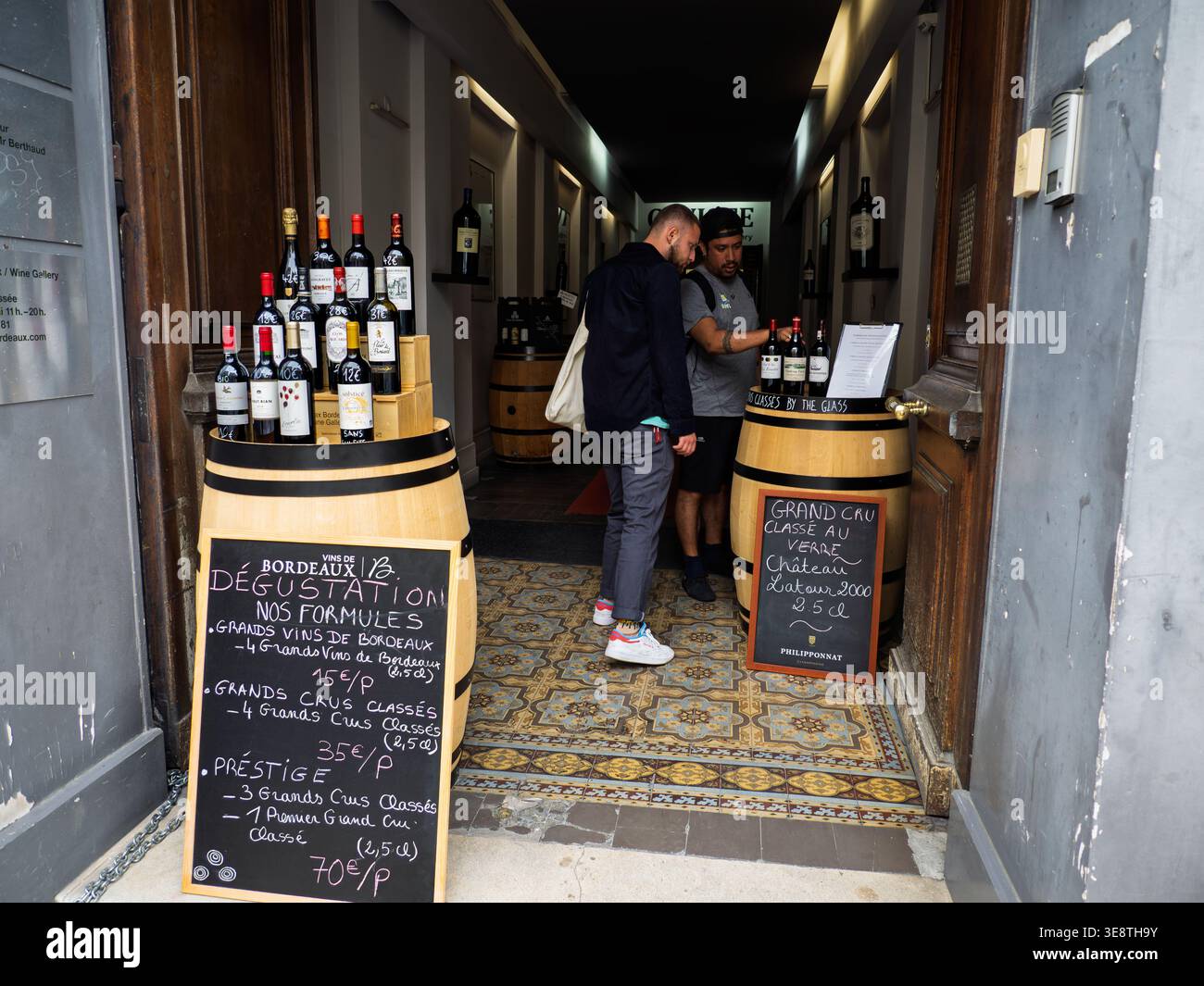 Bordeaux, Frankreich – Kunden besichtigen die lokalen Weinangebote in einem kleinen Weinladen Stockfoto