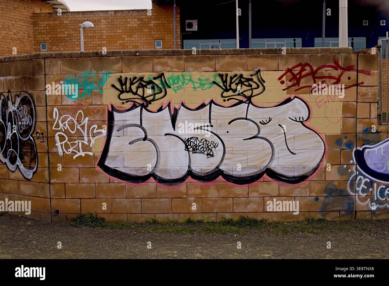Silberne und schwarze Graffiti-Stücke an einer Ziegelmauer entlang des Uferpromenade zwischen Newhaven und Leith, Edinburgh, Schottland, Großbritannien. Stockfoto