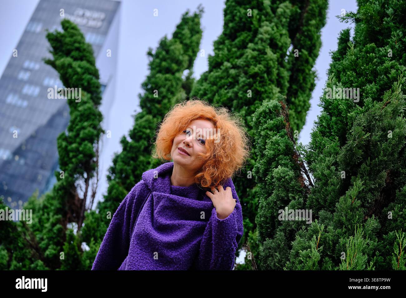 Schöne rothaarige Frau im grünen Garten, natürliches Außenporträt mit weichem Fokus. Konzept von Schönheit, Lebensstil und Natur. Stockfoto