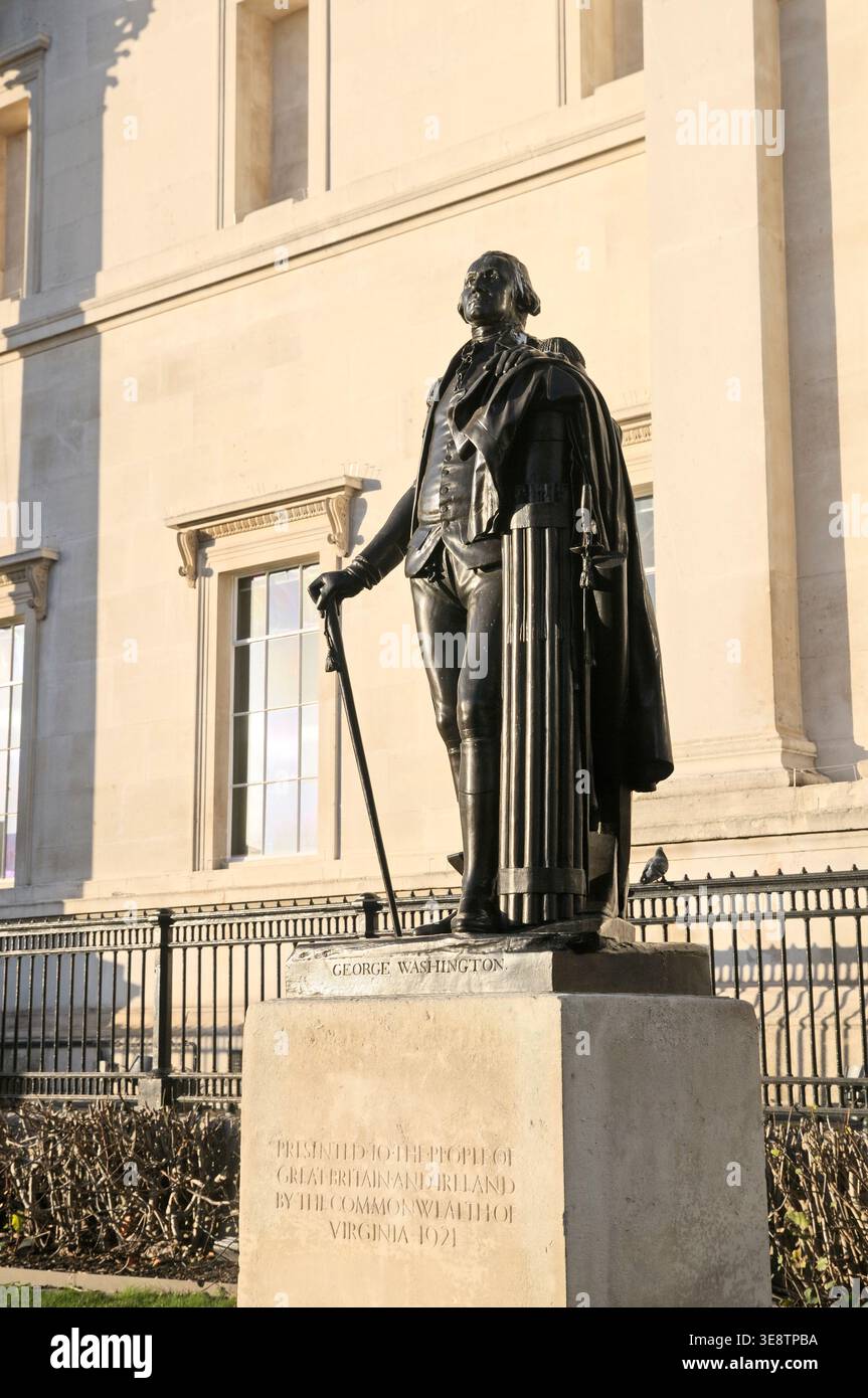 Restaurierte Bronzestatue des US-Präsidenten George Washington auf dem East Rasen der National Gallery, Trafalgar Square, London, Großbritannien. Statuen Stockfoto