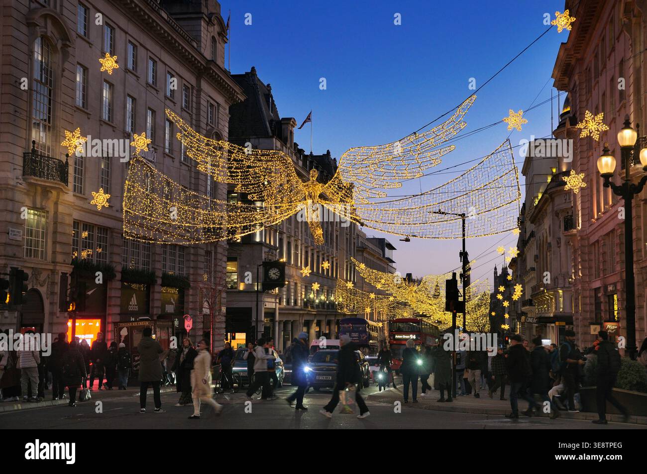Legendäre „Spirit of Christmas“-Engel hängen über der Regent Street St. James's in der Abenddämmerung, London, Großbritannien. Weihnachtsbeleuchtung, LED-Display, Engel, festliche Weihnachten Stockfoto