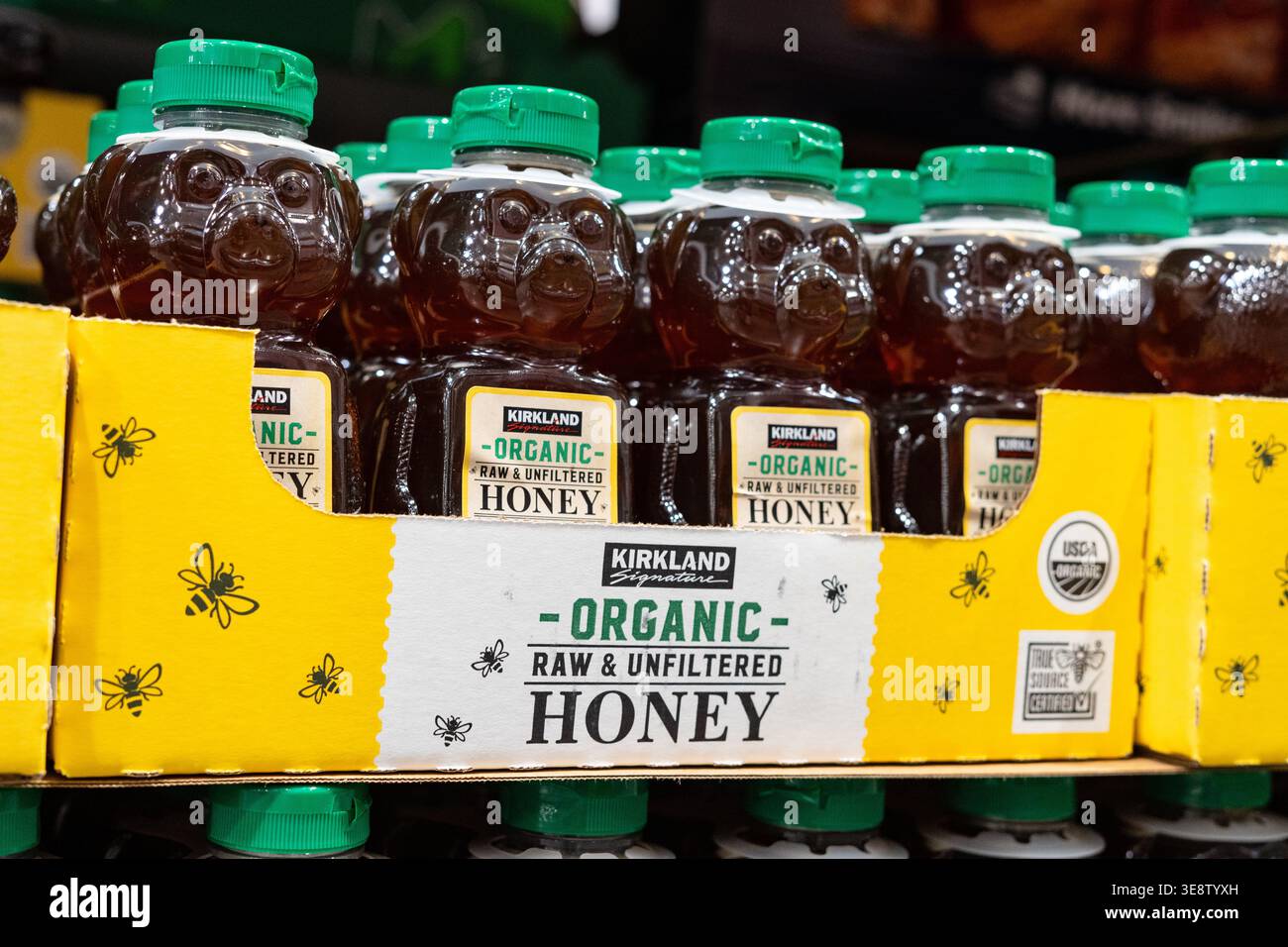 Kirkland Signature Organic Raw Honey Jar Im Regal Im Costco Warehouse Store Stockfoto