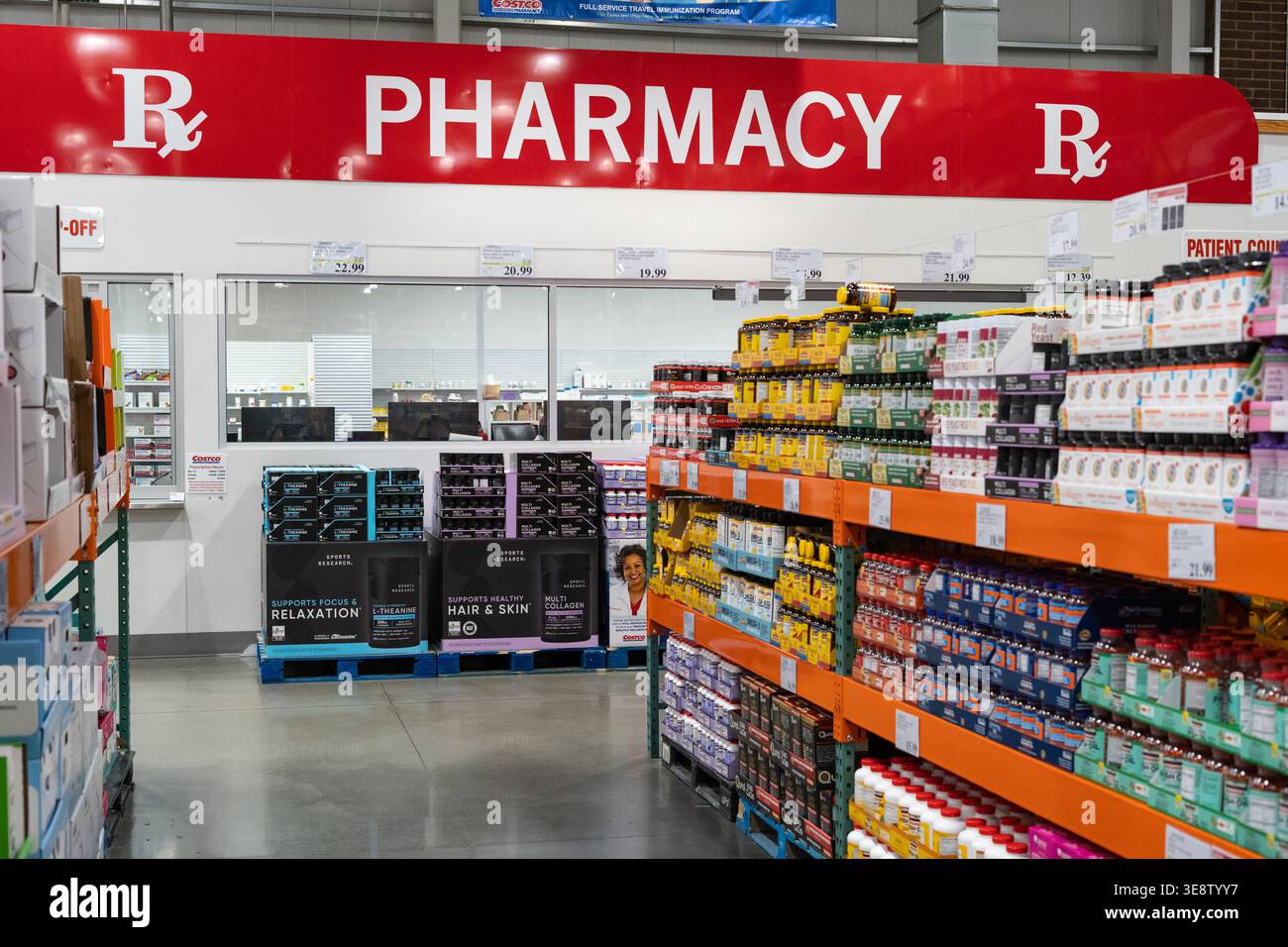 Costco Apotheke Abteilung Inneres Mit Rezept Pickup Zähler Über Dem Zähler Medikamente Und Gesundheitspflegeprodukte Display Stockfoto