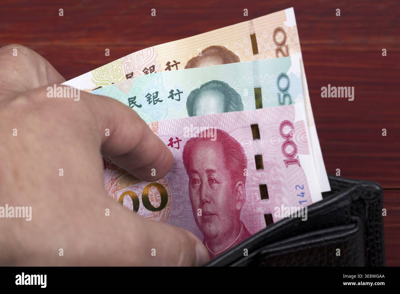 Chinesisches Geld in der schwarzen Brieftasche Stockfoto