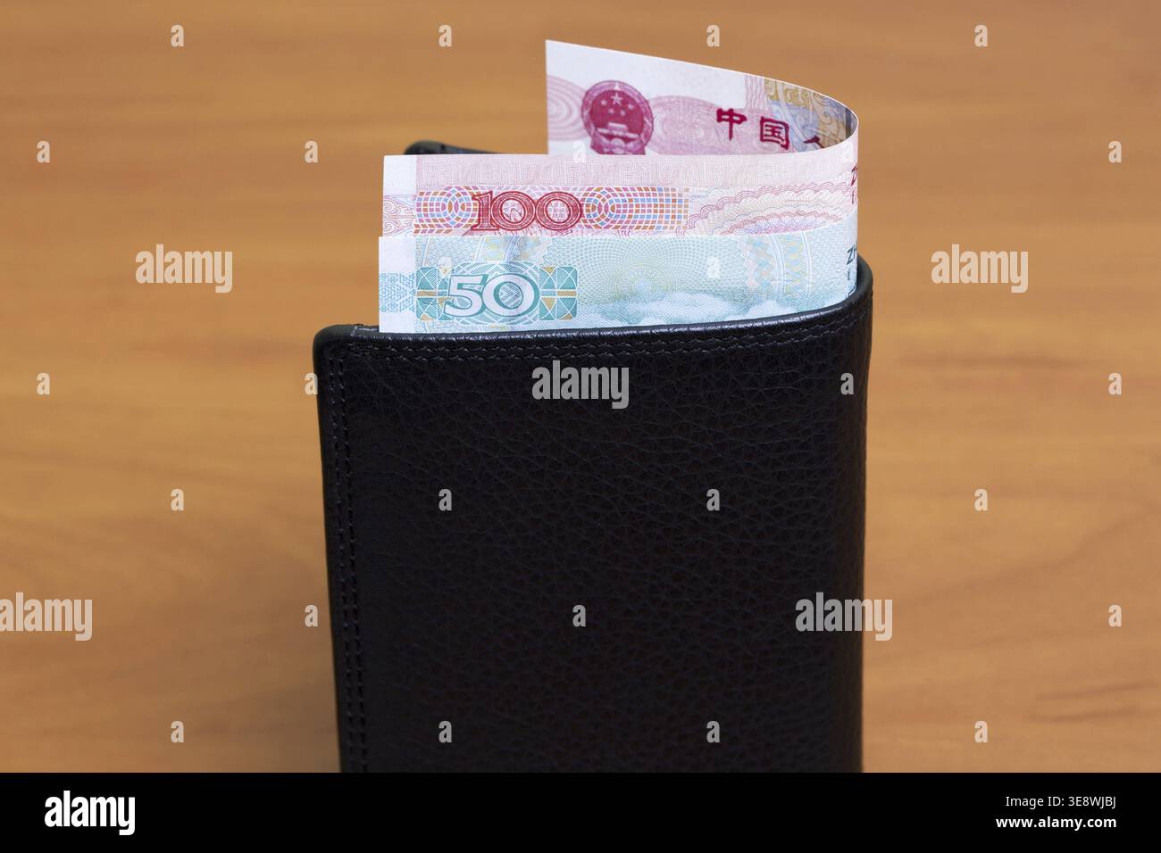 Chinesisches Geld - Yuan in der schwarzen Brieftasche Stockfoto