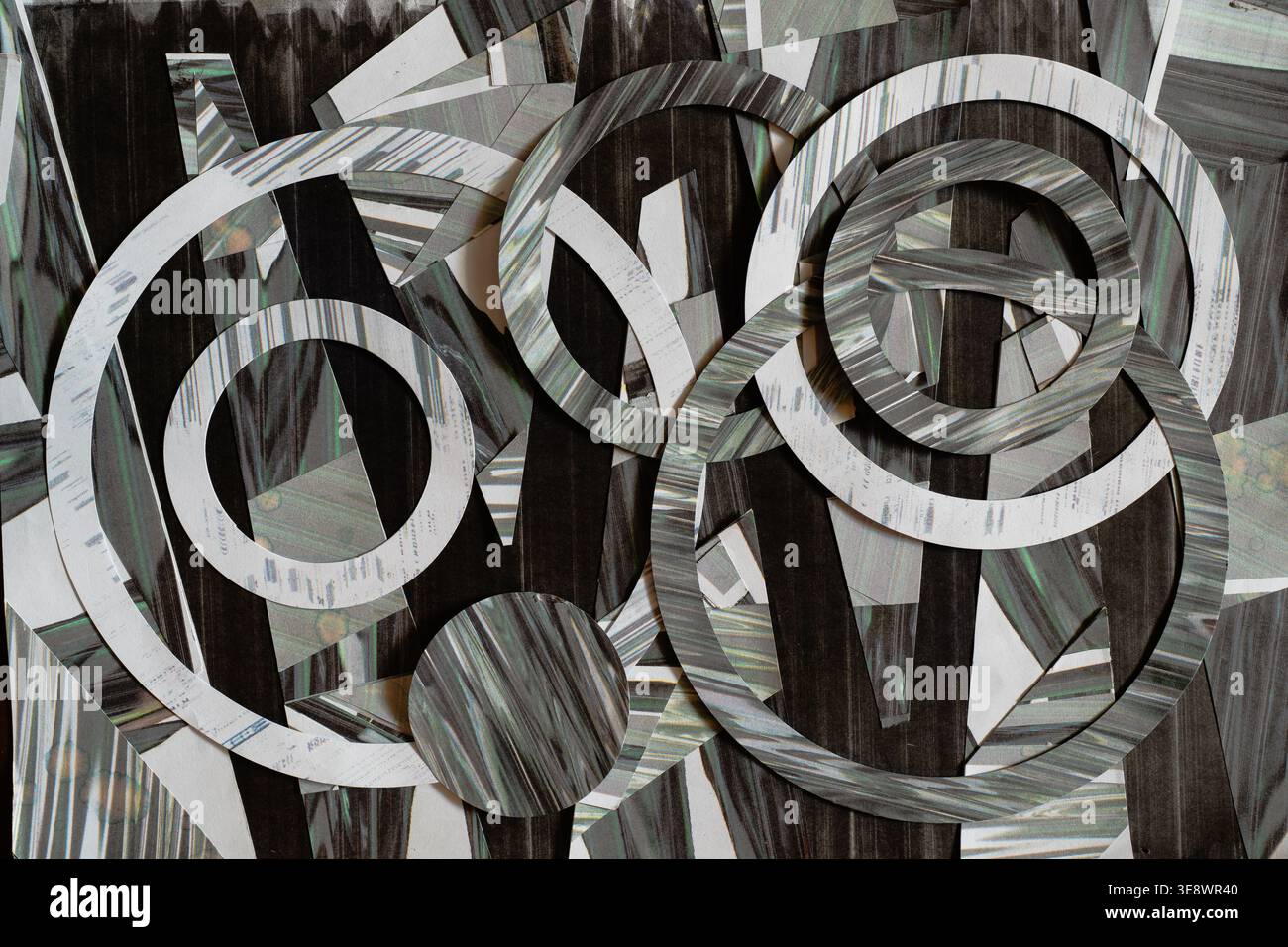 Abstrakte Collage verzerrter Glitch-Ringe und geometrischer Papierformen Stockfoto