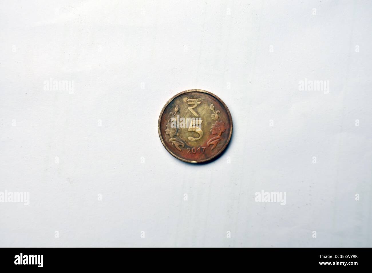 Rustikales Old Dirty 5 Rupees Münze Top View Makro – verwitterte Details auf weißen Hintergründen Stockfoto