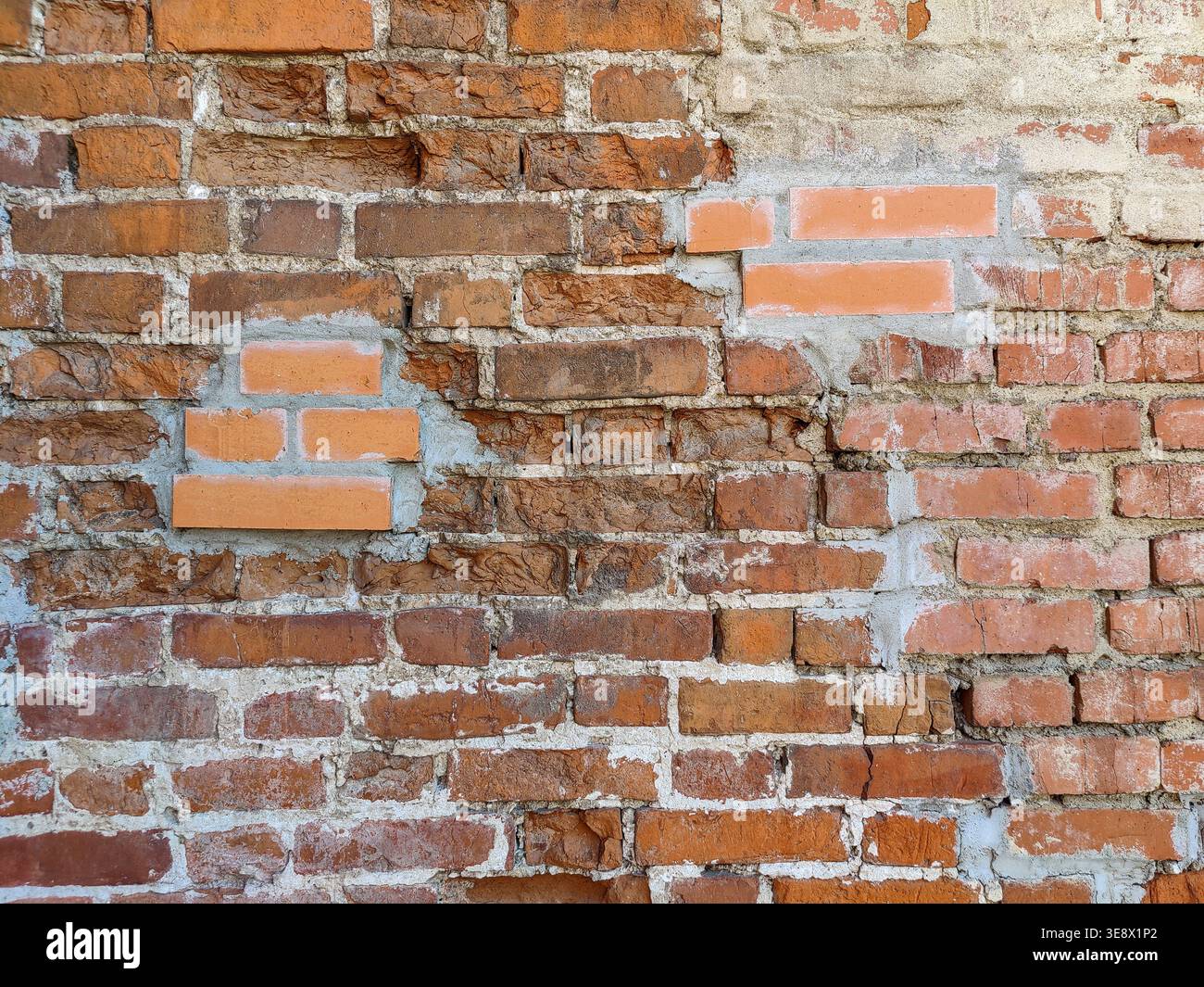 Alte, dreckige rote Ziegelsteinwand. Reparatur von alten Gebäuden. Städtischer Hintergrund. Vollbild. Stockfoto