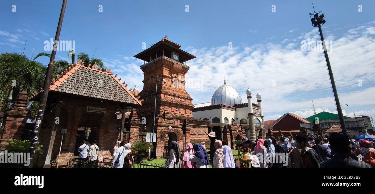 Die Menara Kudus Moschee, die sich neben dem Eingangstor zum Grab des Sunan Kudus befindet, ist voller Besucher, die auf Wallfahrt gehen. Stockfoto