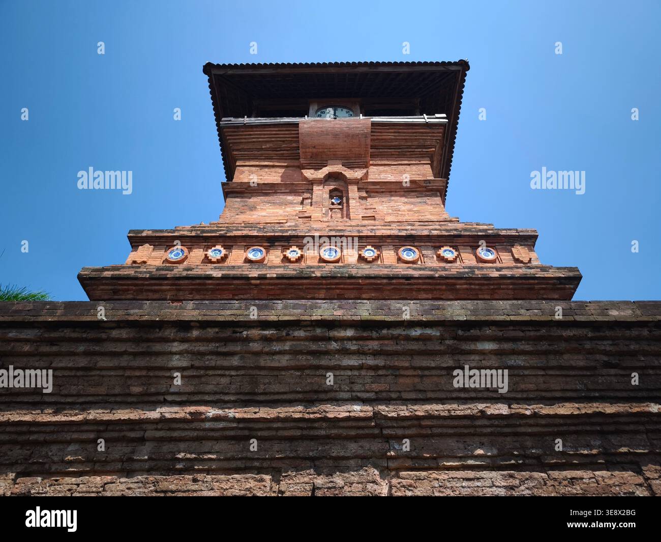 Niedriger Winkel des Backsteinminarets, das Wahrzeichen der Stadt Kudus, Zentral-Java, Indonesien. Dies ist Teil des historischen Gebäudes der Menara Kudus Moschee Stockfoto