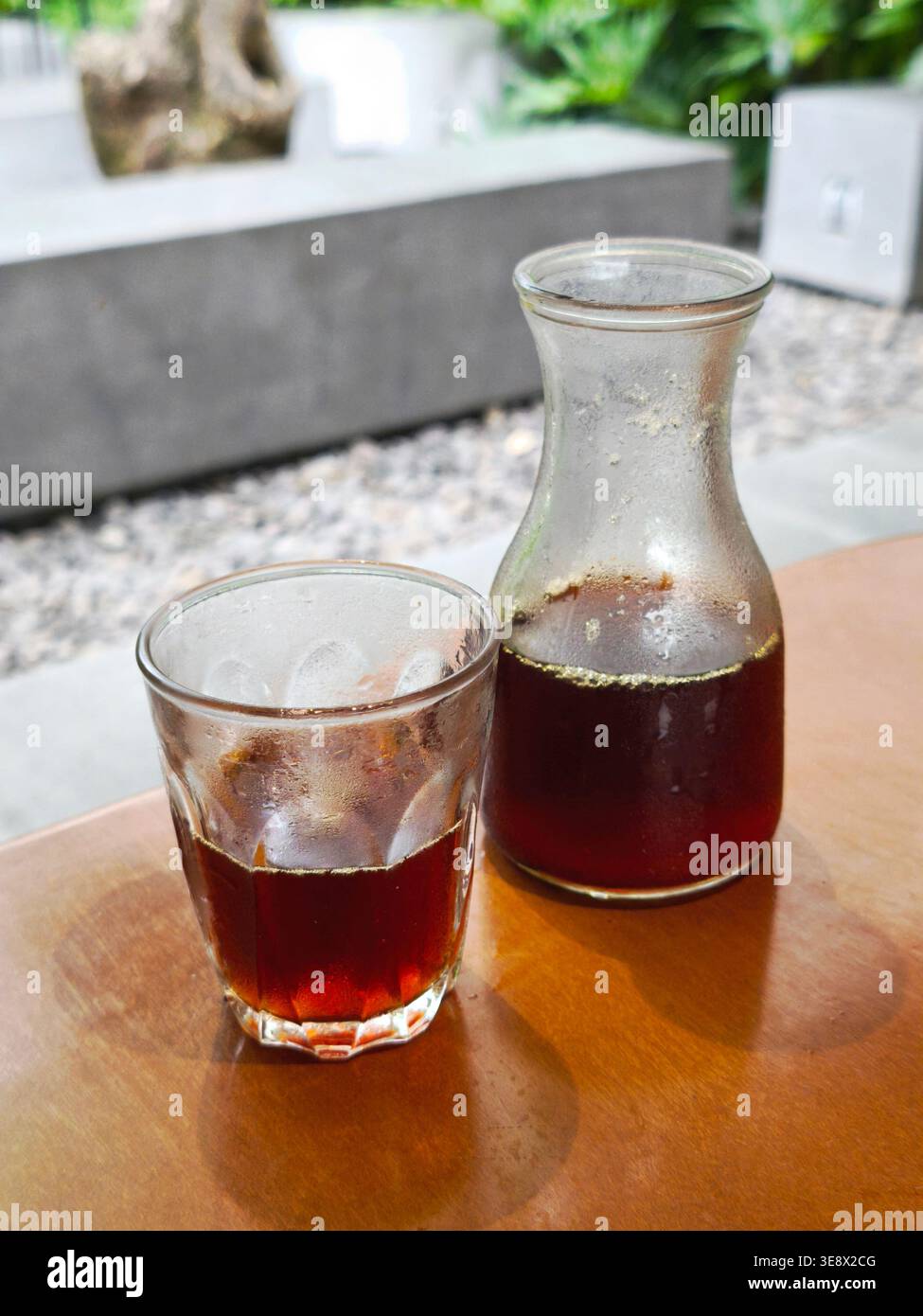 Kalt gefilterter Kaffee, serviert in kleinen Flaschen und Gläsern Stockfoto