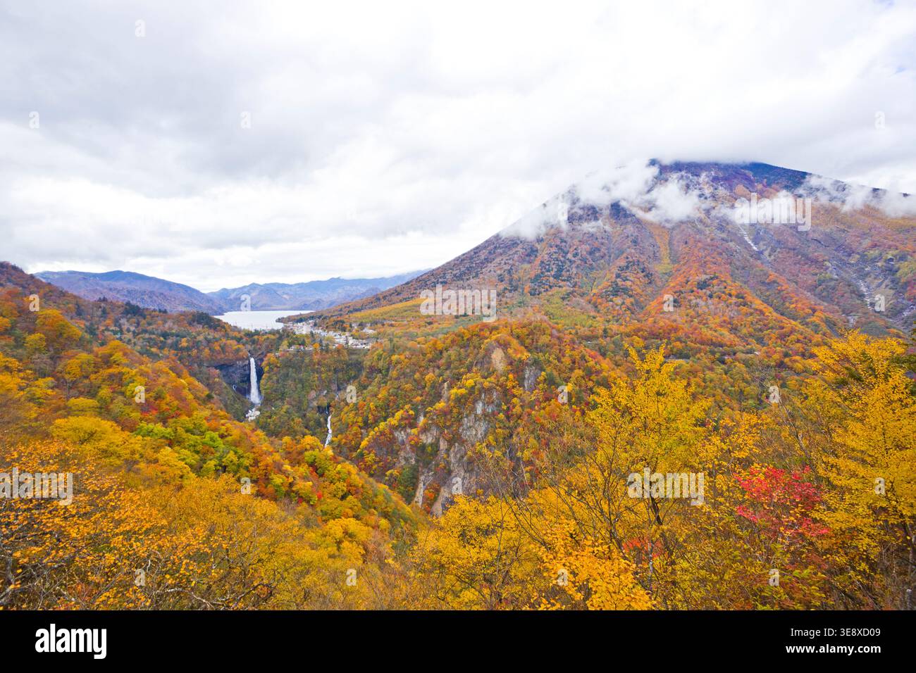 Lake Chuzenji und Mt. Nantai im Herbst. Stockfoto