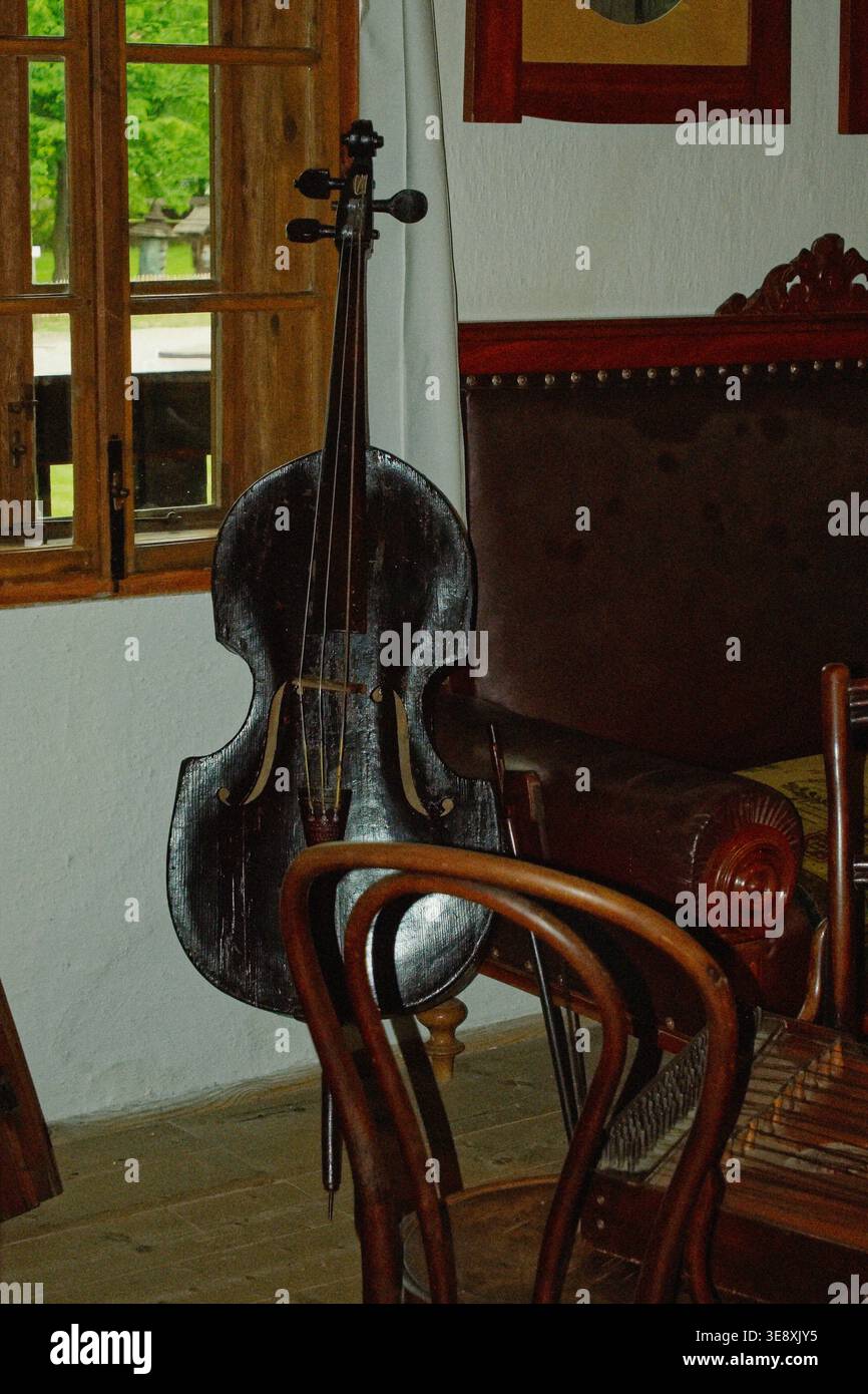 Beschauliche Szene Mit Lackiertem Cello By Window, Traditioneller Einrichtung Und Sanftem Licht Stockfoto