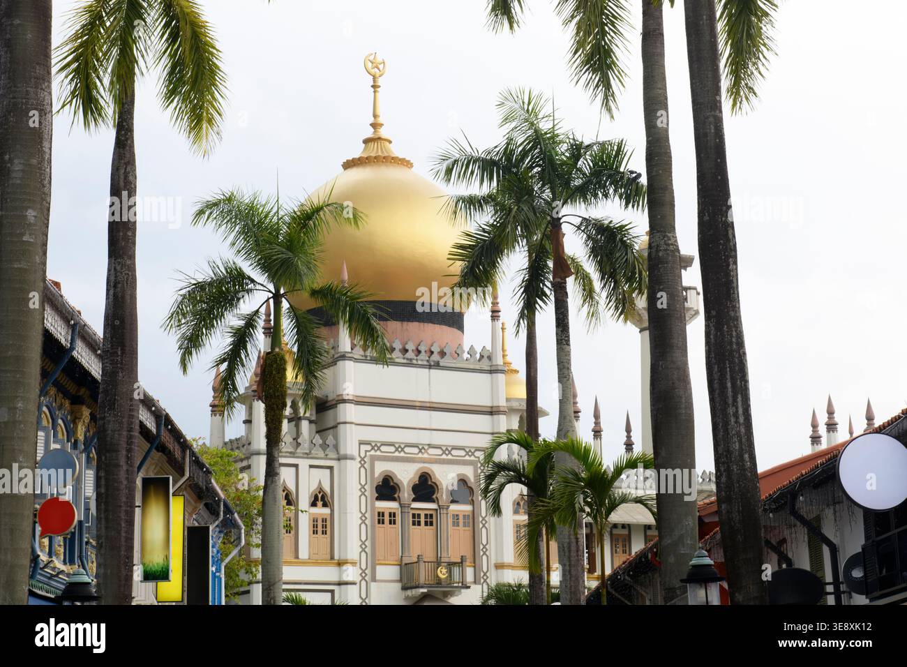 Die Hauptfassade und die goldene Kuppel der Sultanmoschee, ein historisches religiöses Wahrzeichen in der Kampong Glam Ortschaft Rochor, Singapur. Stockfoto