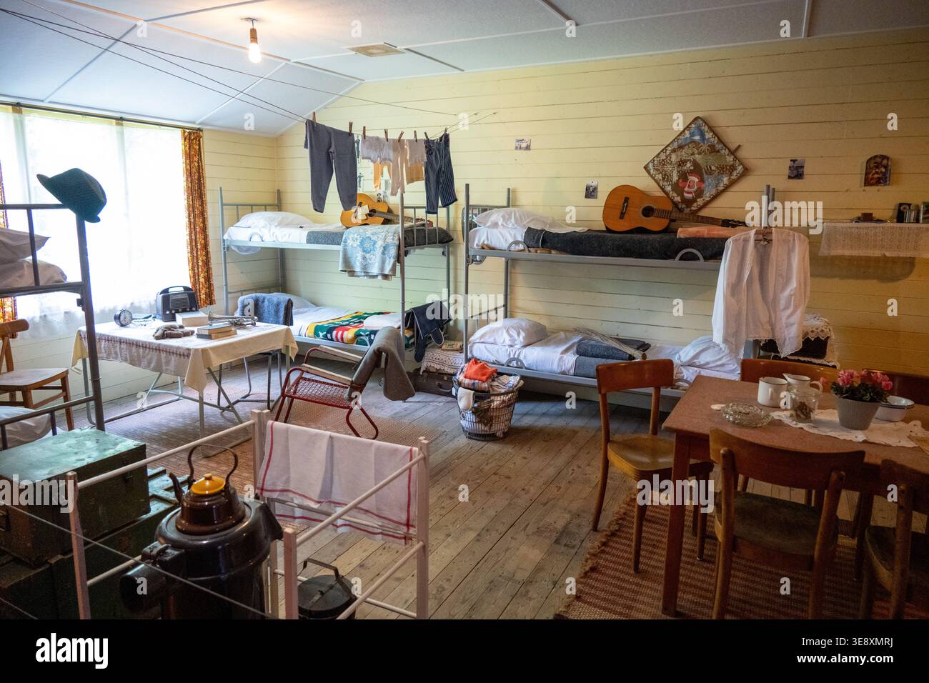 Arnhem, Niederlande - 27. Mai 23: Rekonstruiertes Wohnheim mit Stockbetten, Wäscheleine und Alltagsgegenständen in einer historischen Ausstellung in der ne Stockfoto