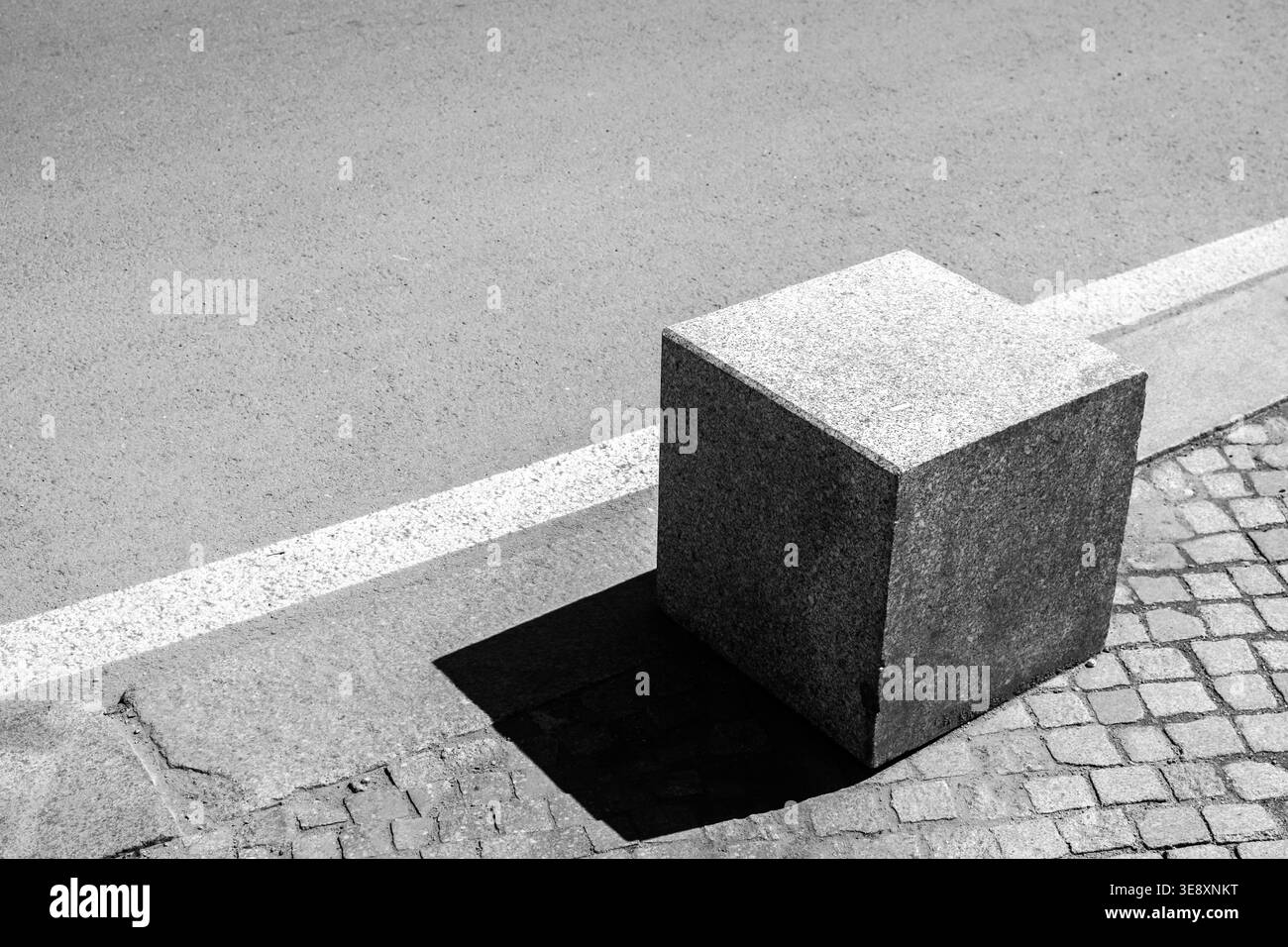 Granitbetonwürfel, die als Fahrzeugbarrieren zum Schutz von Fußgängerzonen in modernen städtischen Straßenumgebungen verwendet werden. Stockfoto