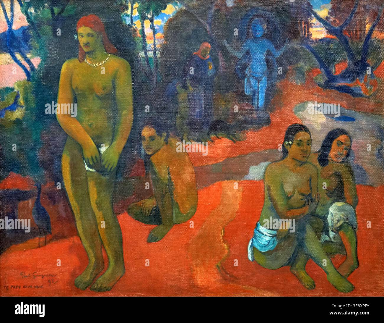 Gauguin. Frauen versammeln sich am Wasser in einer Umgebung, die von Paul Gauguins Kunst aus dem Jahr 1898 in Washington D.C. inspiriert wurde. Die Szene zeigt Figuren in ruhigen Posen. Stockfoto
