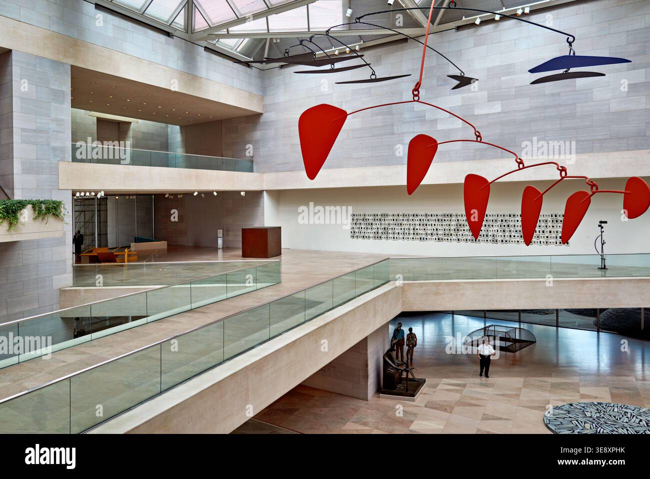Die Besucher erkunden das East Building der National Gallery of Art in Washington D.C. in dem Raum finden sich moderne Kunst und Ausstellungen. Stockfoto