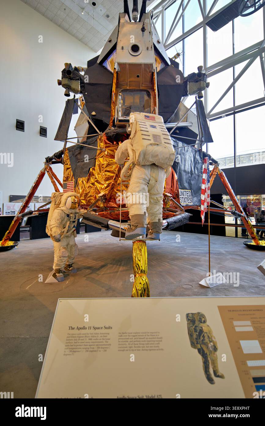 Besucher sehen das Mondmodul Apollo 11 im Smithsonian National Air and Space Museum. Die Astronauten werden in den Weltraumanzügen gezeigt. Stockfoto