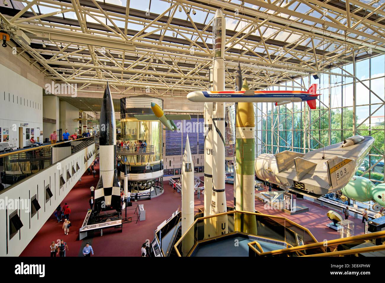 Im Smithsonian National Air and Space Museum in Washington D.C. werden Flugzeuge und Raketen besichtigt. Viele Exponate sind ausgestellt. Stockfoto