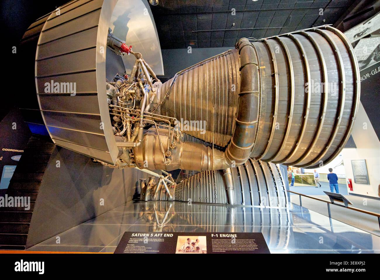 Besucher sehen sich das F-1-Triebwerk der Saturn-V-Rakete im Smithsonian National Air and Space Museum in Washington D.C. an Stockfoto