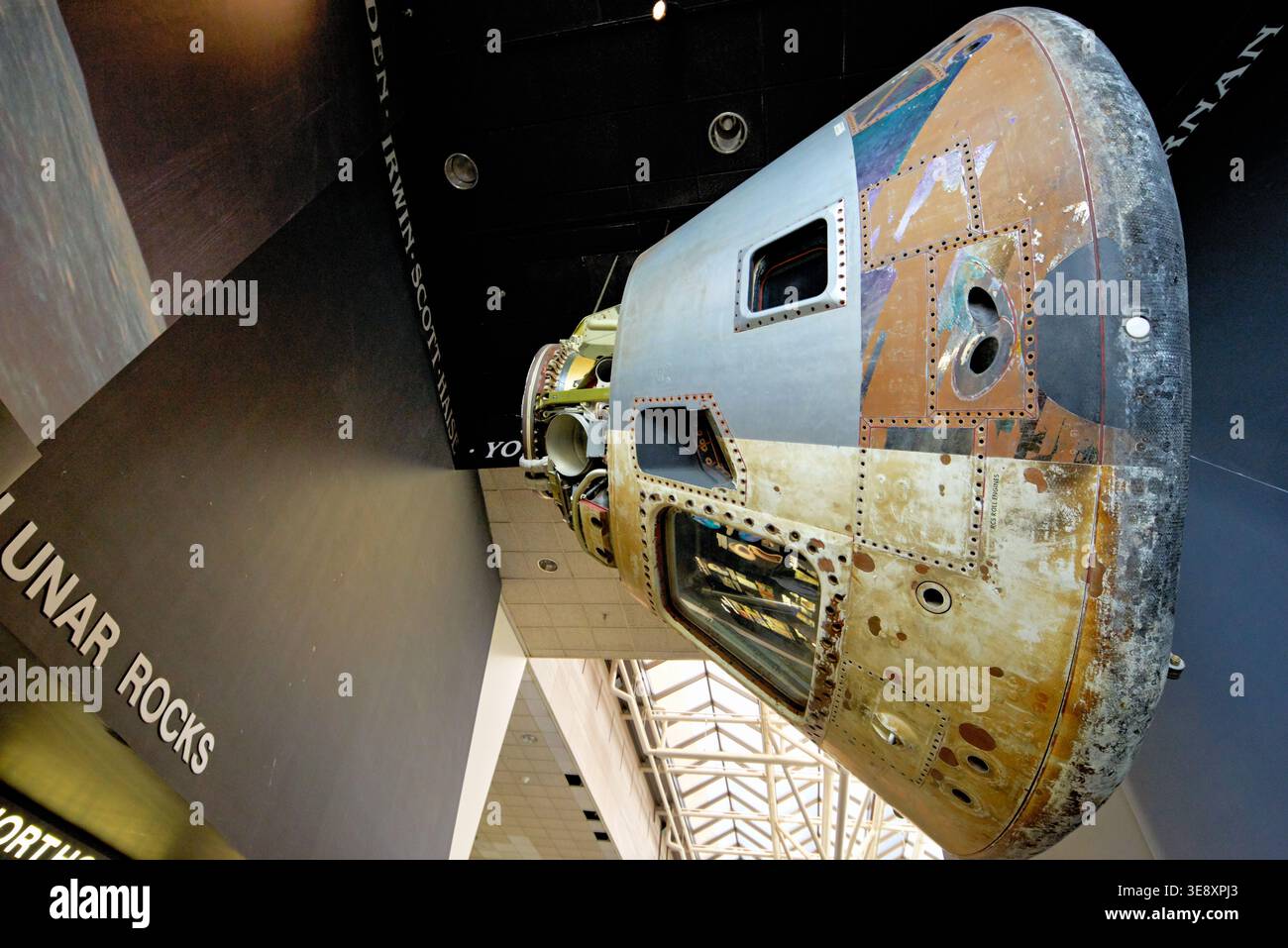 Eine Raumkapsel hängt von der Decke im Smithsonian National Air and Space Museum. Besucher beobachten dieses historische Handwerk in Washington D.C. Stockfoto
