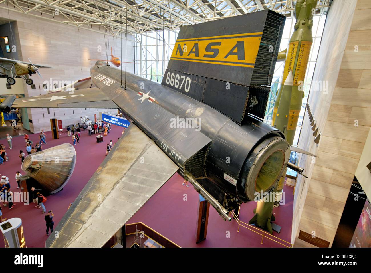 Besucher erkunden NASA-Raumfahrzeuge im Smithsonian National Air and Space Museum in Washington D.C. viele Menschen schauen auf die Ausstellung. Stockfoto