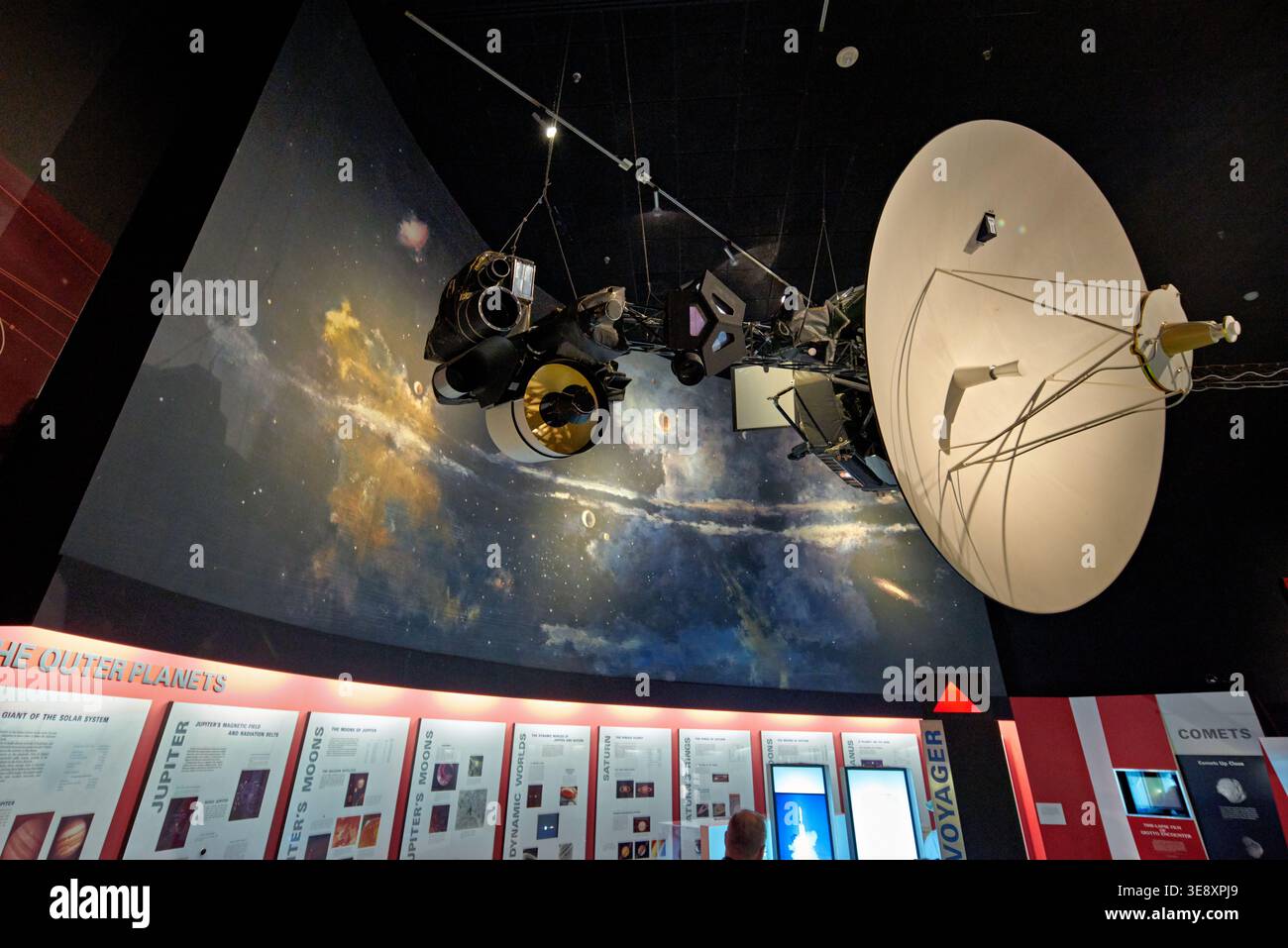 Besucher sehen eine Ausstellung zur Weltraumforschung in Washington D.C. die Ausstellung zeigt Modelle und Informationen über äußere Planeten und Kometen. Stockfoto