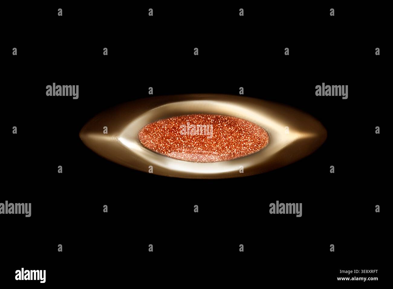 Goldener Ring aus rotem Aventurin auf schwarzem Hintergrund Stockfoto