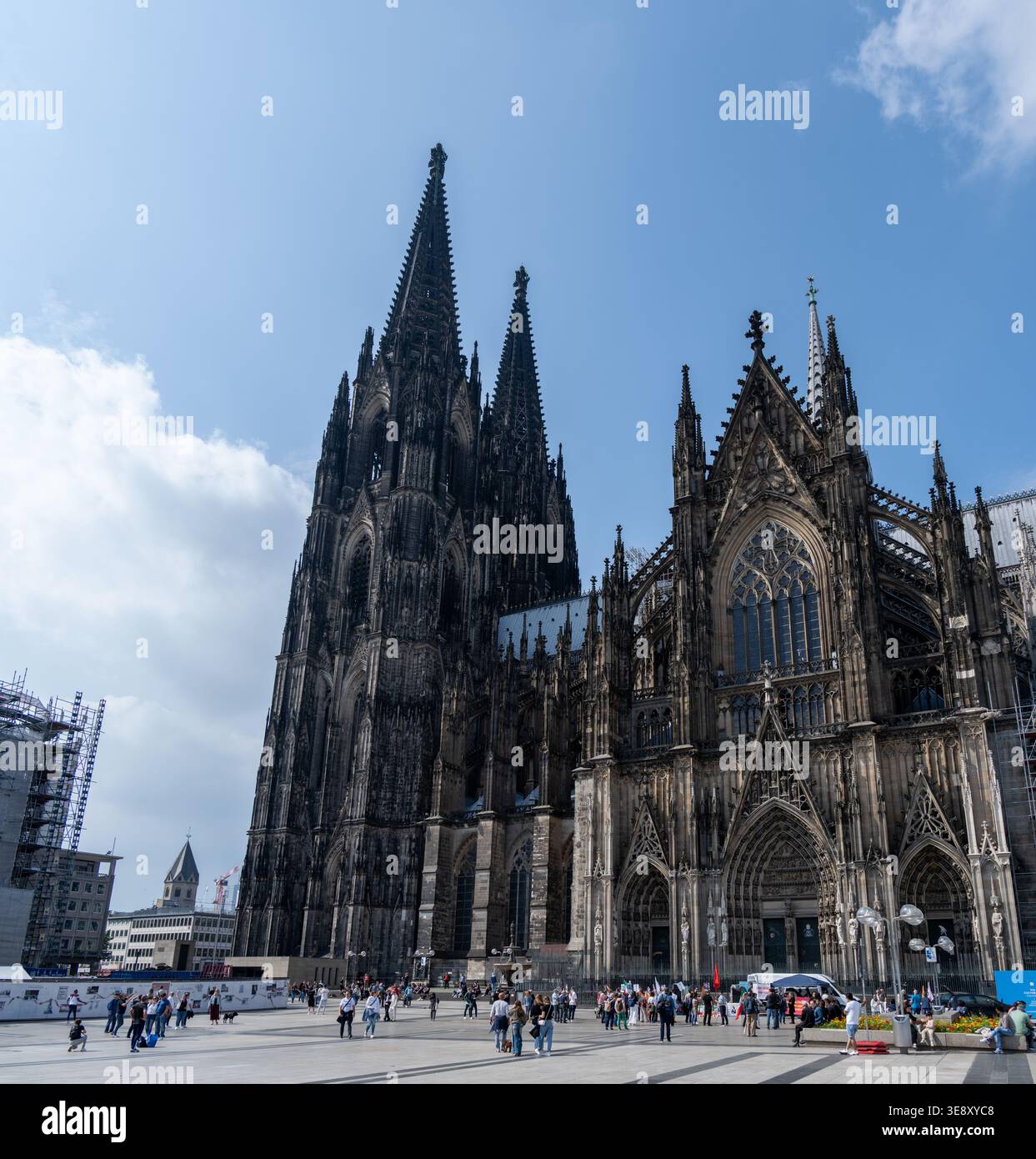 Köln, Deutschland - 19. Mai 24: Blick auf den Kölner Dom mit Besuchern auf dem Domplatz unter blauem Himmel in Köln, Nordrhein-Westfalen Stockfoto