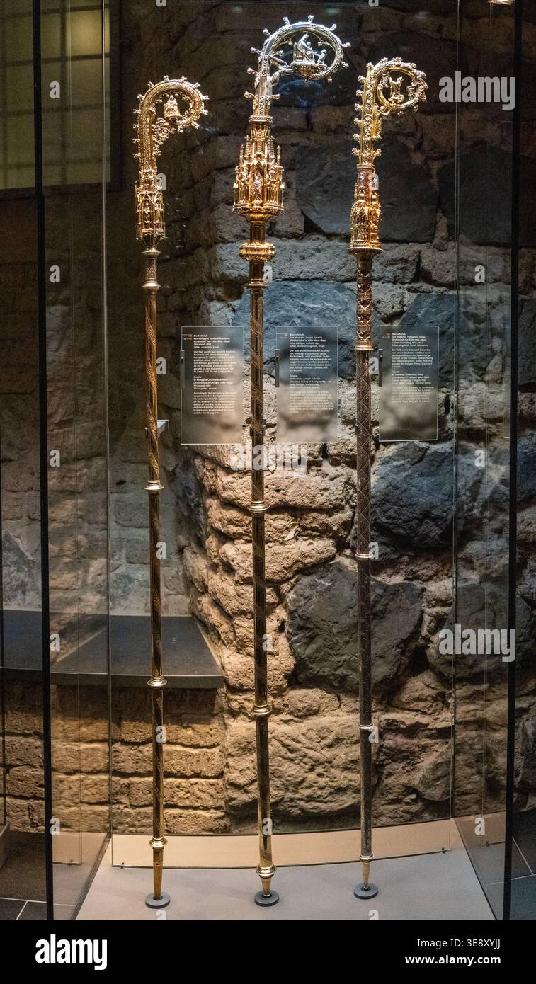 Köln, Deutschland - 19. Mai 24: Verzierte Juwelenkreuzige hinter Glas im Schatzmuseum des Kölner Doms in Köln, Deutschland. Stockfoto