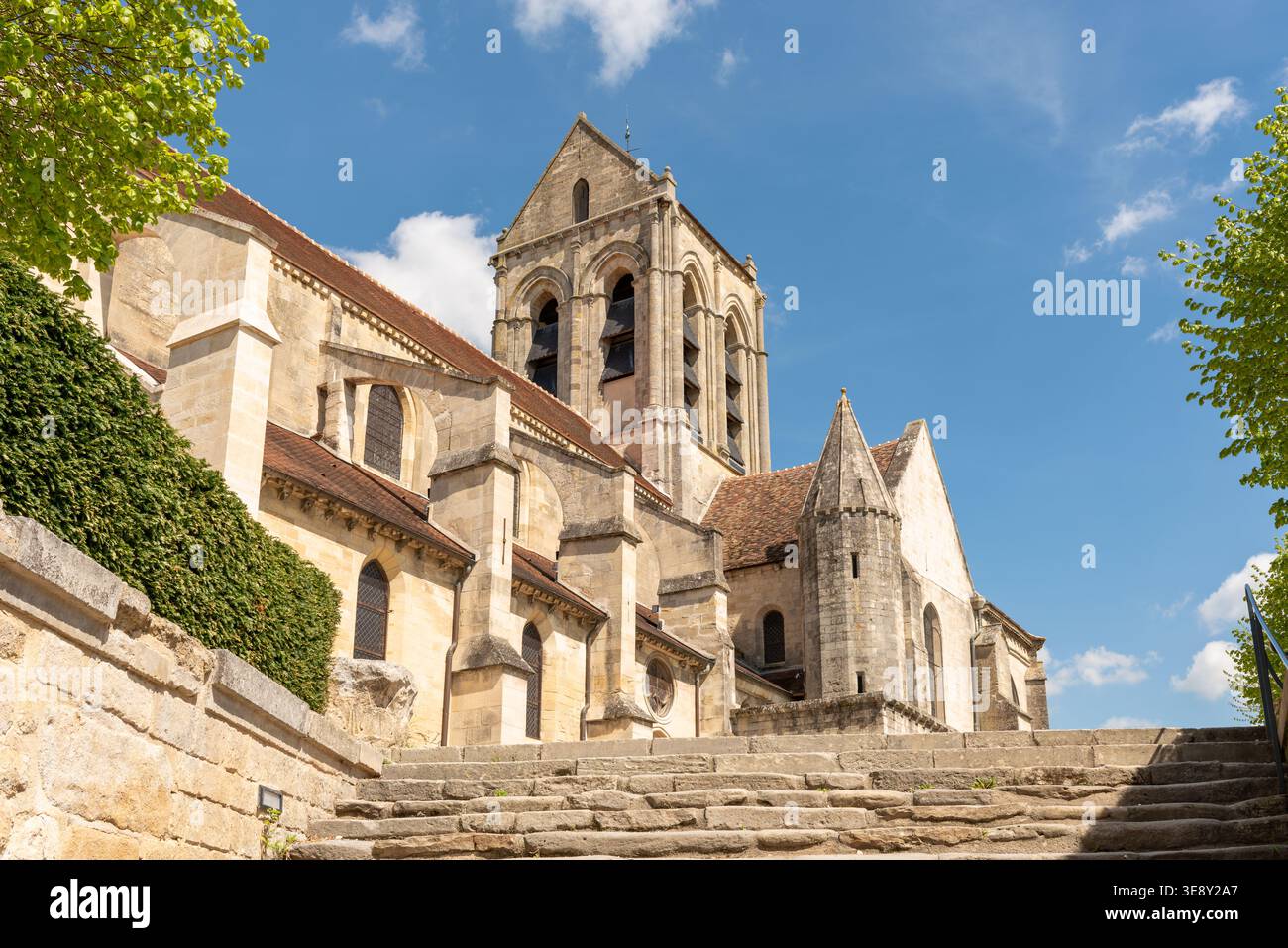 Unsere Lieben Frau von der Himmelfahrt Kirche. Bekannt für seine historische Architektur und seine Darstellung in Vincent van Goghs Gemälde die Kirche in Auvers Stockfoto