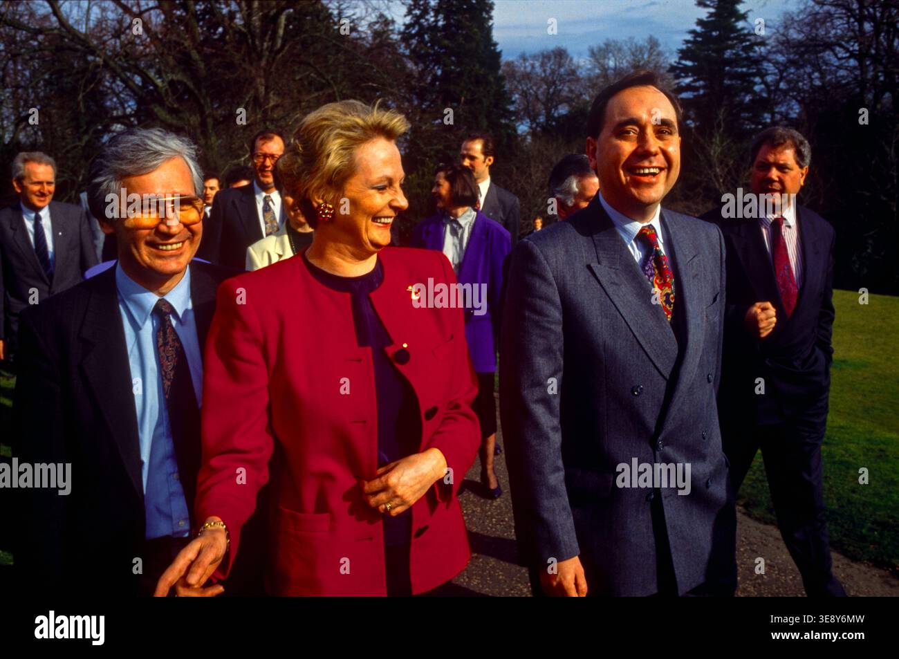 Alex Salmond, SNP-Vorsitzende, (rechts) nach dem Parteitreffen mit Margaret Ewing, SNP-Abgeordneter, Edinburgh, März 1992 Stockfoto