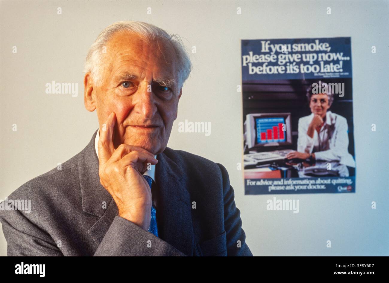 Sir Richard Doll, der die Verbindung zwischen Smokinh und Krebs entdeckte, 1989 Stockfoto