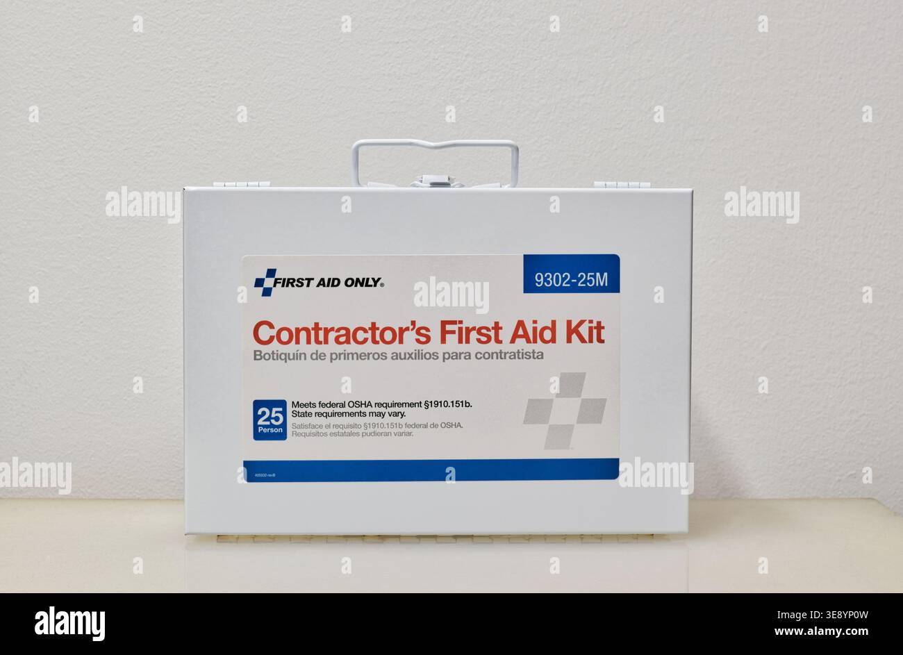 Houston, Texas USA 04-08-2026: Contractors erste-Hilfe-Kasten, geschlossen auf weißem Hintergrund. Stockfoto