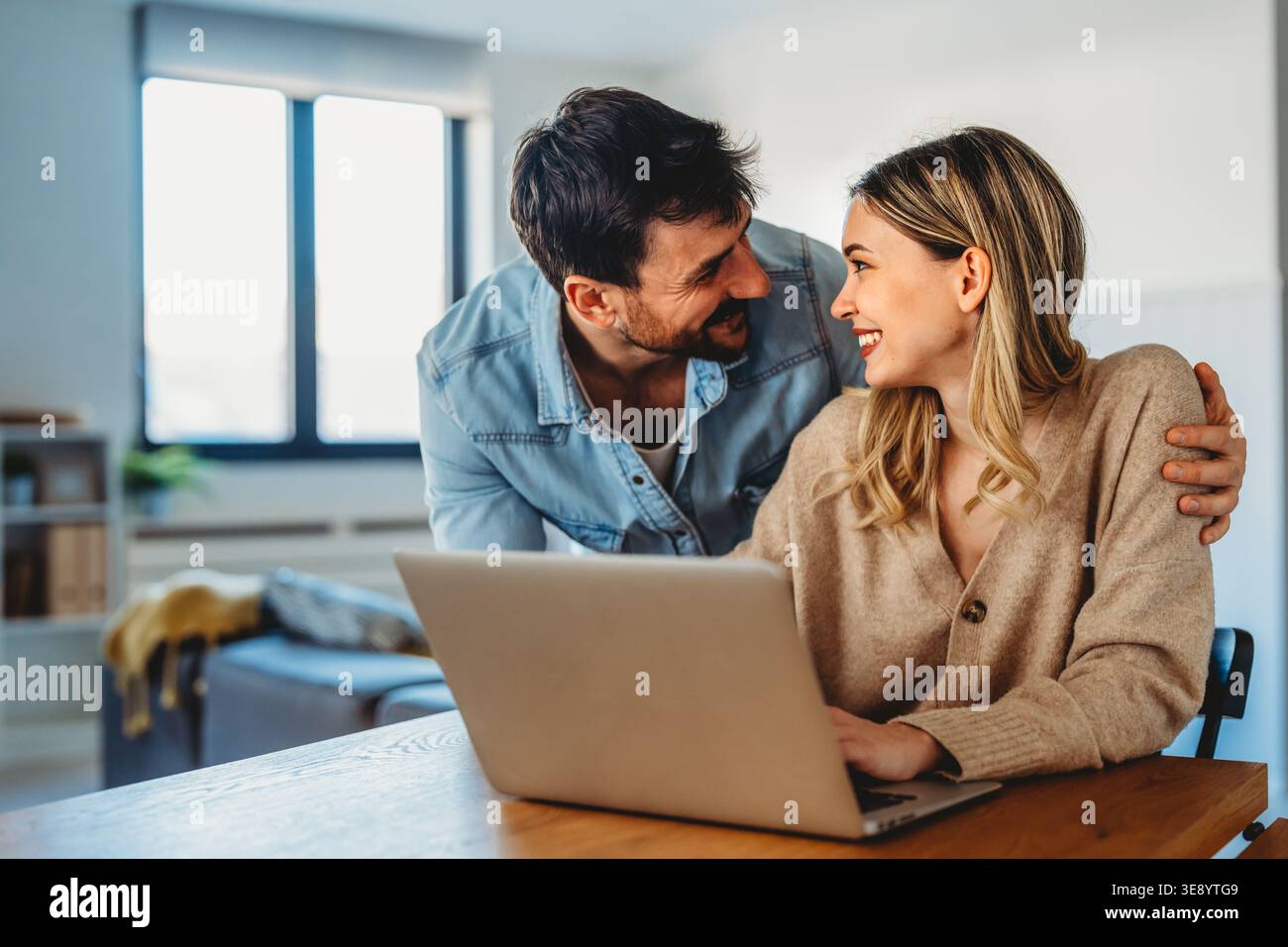 Online-Unterhaltung und soziale Medien. Vielseitiges, multiethnisches Paar, das die digitale Welt genießt Stockfoto