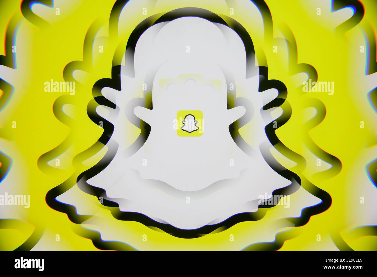 Paris, Frankreich - 16. April 2026: Kreative und abstrakte Präsentation des Snapchat-Ghost-Logos mit mehrschichtigen Umrissen auf gelbem Hintergrund. Stockfoto
