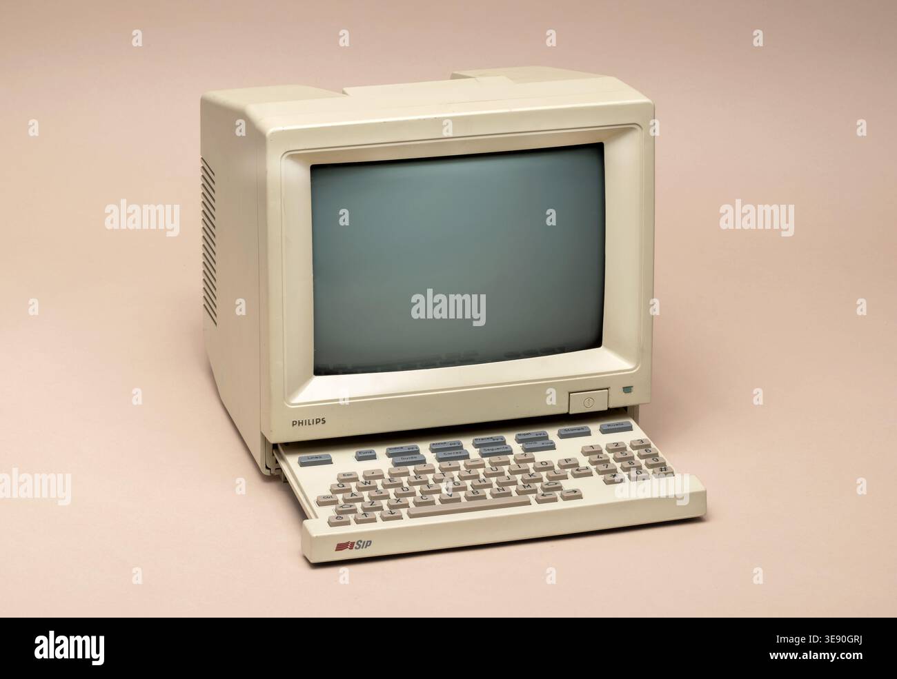 Pavia, Lombardei, Italien, 30. März 2026: Retro-Computerterminal von Philips Videotel mit CRT-Bildschirm und integrierter Tastatur, 1985 Stockfoto