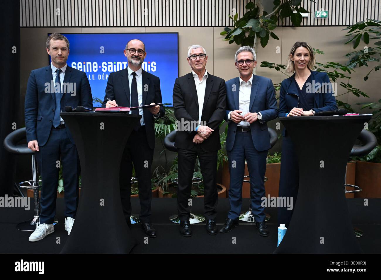 Edouard Donnelly, Präfekt von seine-Saint-Denis Julien Charles, Präsident des französischen Schwimmverbandes Gilles Sezionale, Präsident des departementrates von seine-Saint-Denis Stephane Troussel und die französische Paralympische Athletin Marie-Amelie Le Fur unterzeichnen die offizielle Unterzeichnung des Denkmalplans (Lernen in seiner-Saint-Denis schwimmen 2024-2028) während einer Aquatikmeisterschaft in Paris am 16. April 2026. Foto: Firas Abdullah/ABACAPRESS.COM Stockfoto