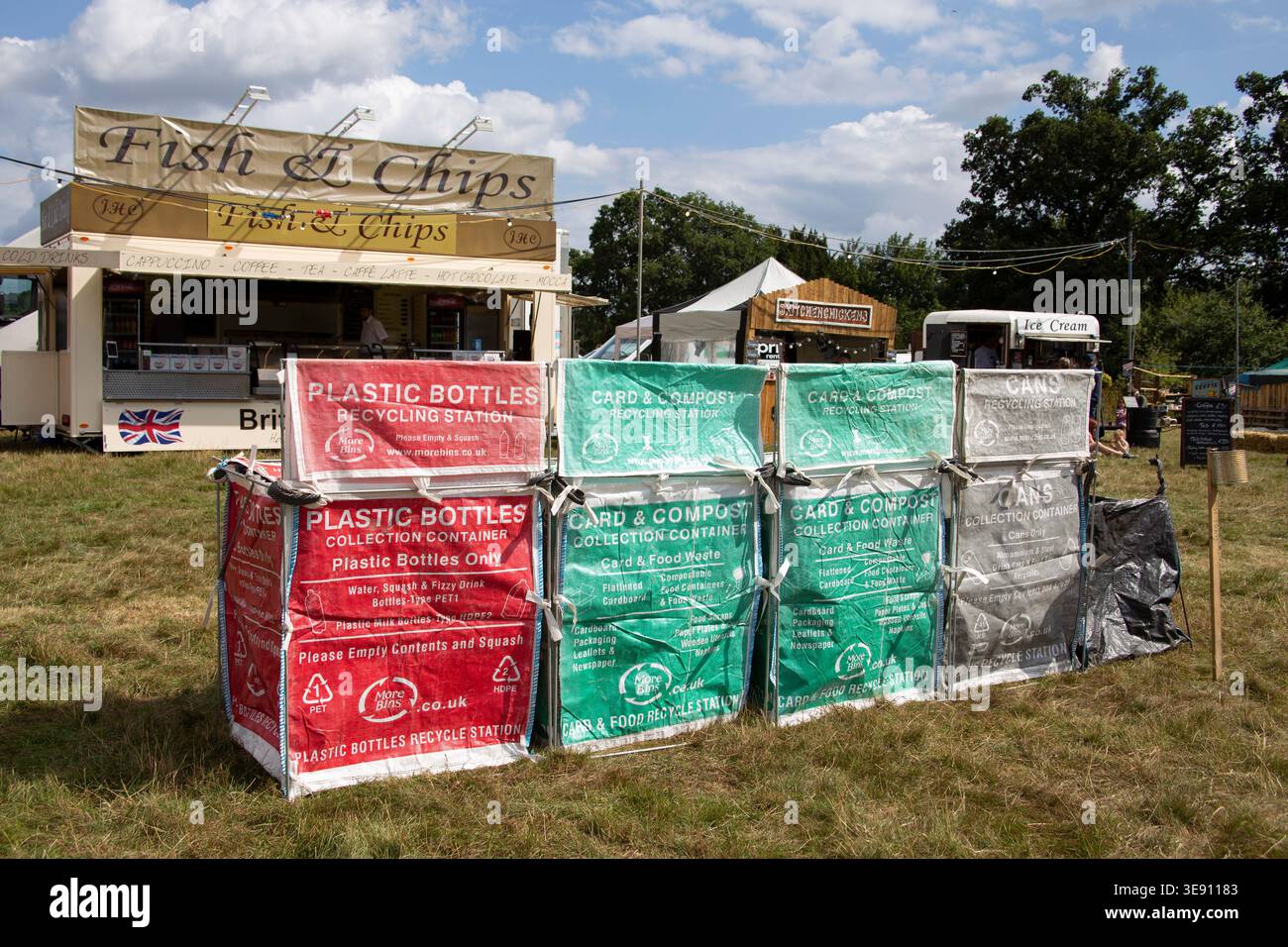 Müllrecyclingbehälter auf dem Supernormal Festival 2019. Brazier's Park, Oxfordshire. Nachhaltige Trennung des Mülls. Stockfoto