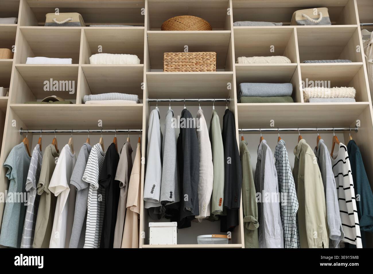 Kleiderschrank mit verschiedenen stilvollen Kleidungsstücken, Accessoires und Haushaltsgegenständen im Innenbereich, geringer Blickwinkel Stockfoto