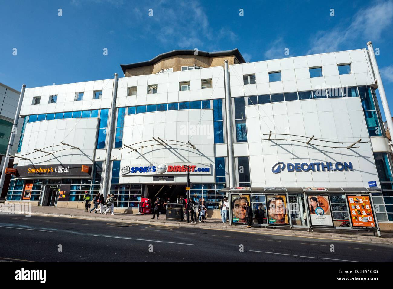 Brighton, 16. April 2026: Sainsbury's Local, Sports Direct und Decathlon im Stadtzentrum Stockfoto
