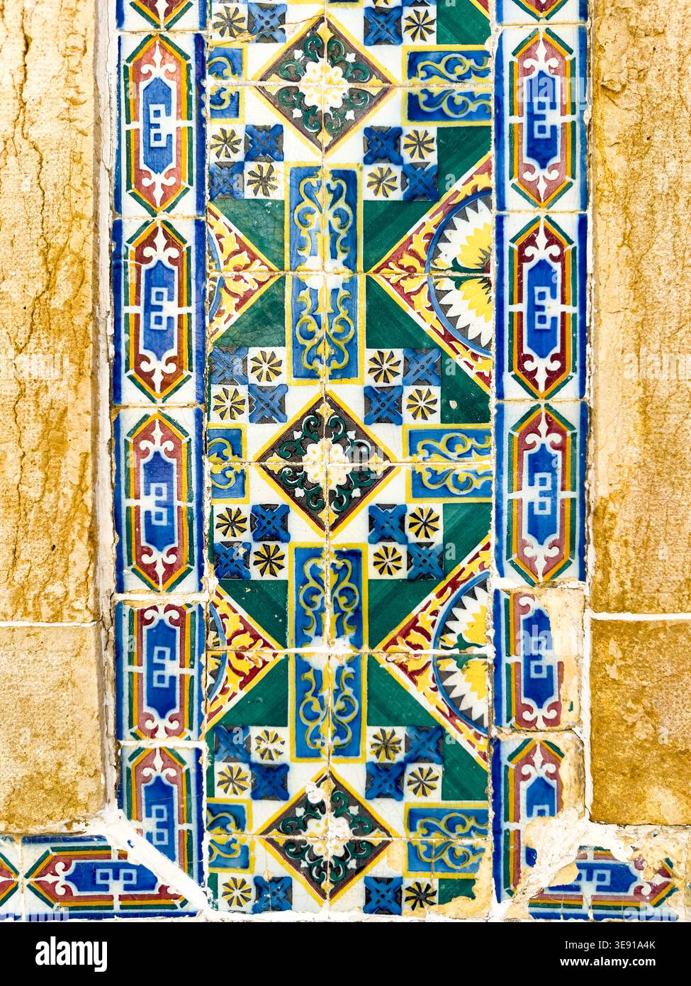 Detaillierte vertikale Ansicht des komplexen Mosaikmusters aus Keramikfliesen auf einer traditionellen Gebäudefassade lagos algarve portugal - Smartphone-aufgenommenes Stockfoto