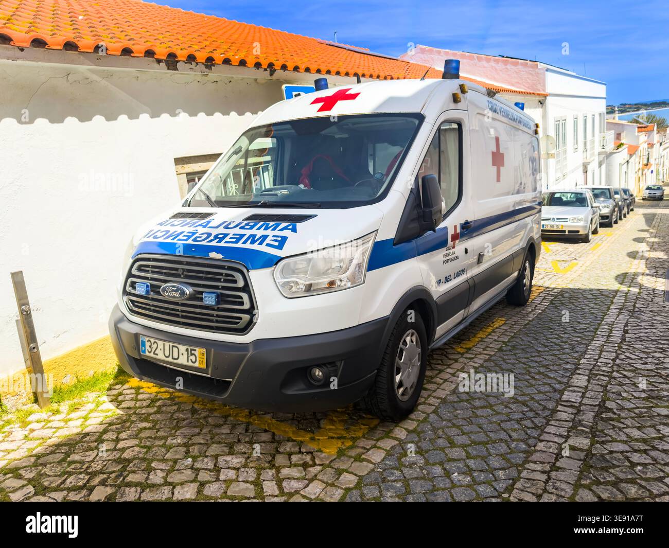 Ein Ford Transit-Krankenwagen der Cruz Vermelha Portuguesa parkte auf einer Kopfsteinpflasterstraße in Lagos, Portugal Stockfoto
