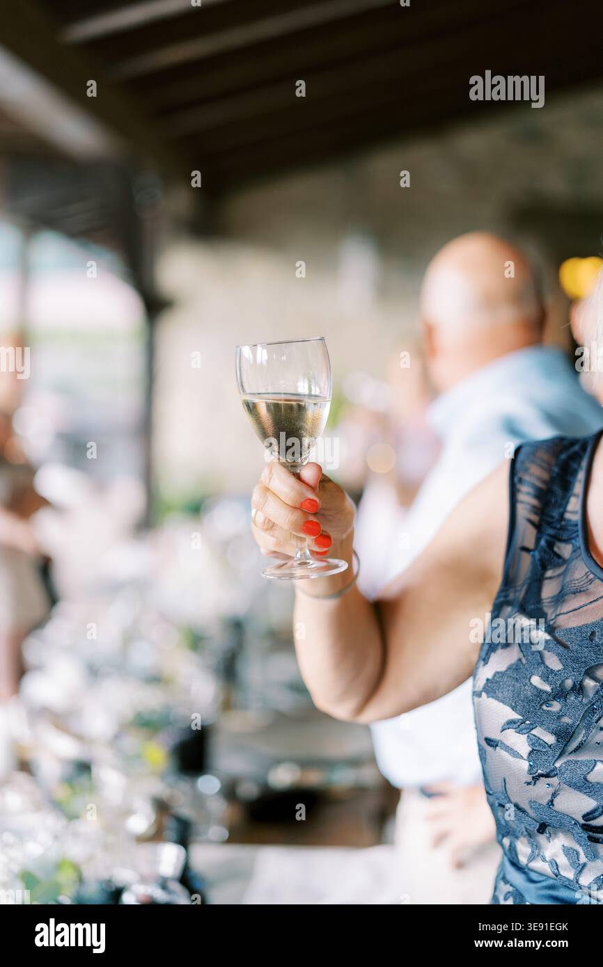 Ein intimer Hochzeitsmoment mit prickelnden Getränken und warmer festlicher Atmosphäre Stockfoto