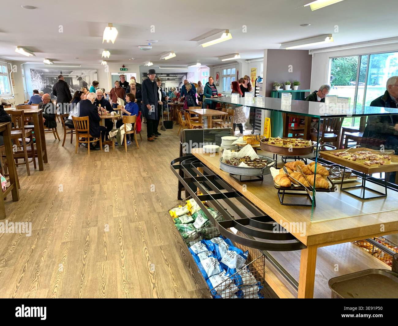 Bletchley Park House Buckinghamshire berühmtes Gebäude und Park, das im 11. Weltkrieg für Codebrecher-Artefakte aus dem damaligen Museum und der Kantine genutzt wurde Stockfoto