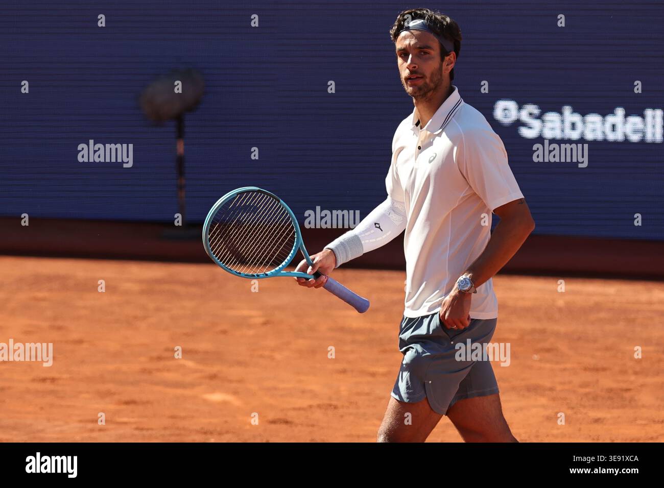 BARCELONA, SPANIEN - 15. APRIL: Lorenzo Musetti von Italien im Kampf gegen Corentin Moutet von Frankreich während des 16. Spiels Barcelona Open Banc Sabadell - Conde de Godó 2026, Tag 6, im Real Club de Tenis Barcelona. Lorenzo Musetti gewinnt das Spiel 6-3 6-4 (Foto: Alejandro van Schermbeek / AVS Fotobericht) Stockfoto