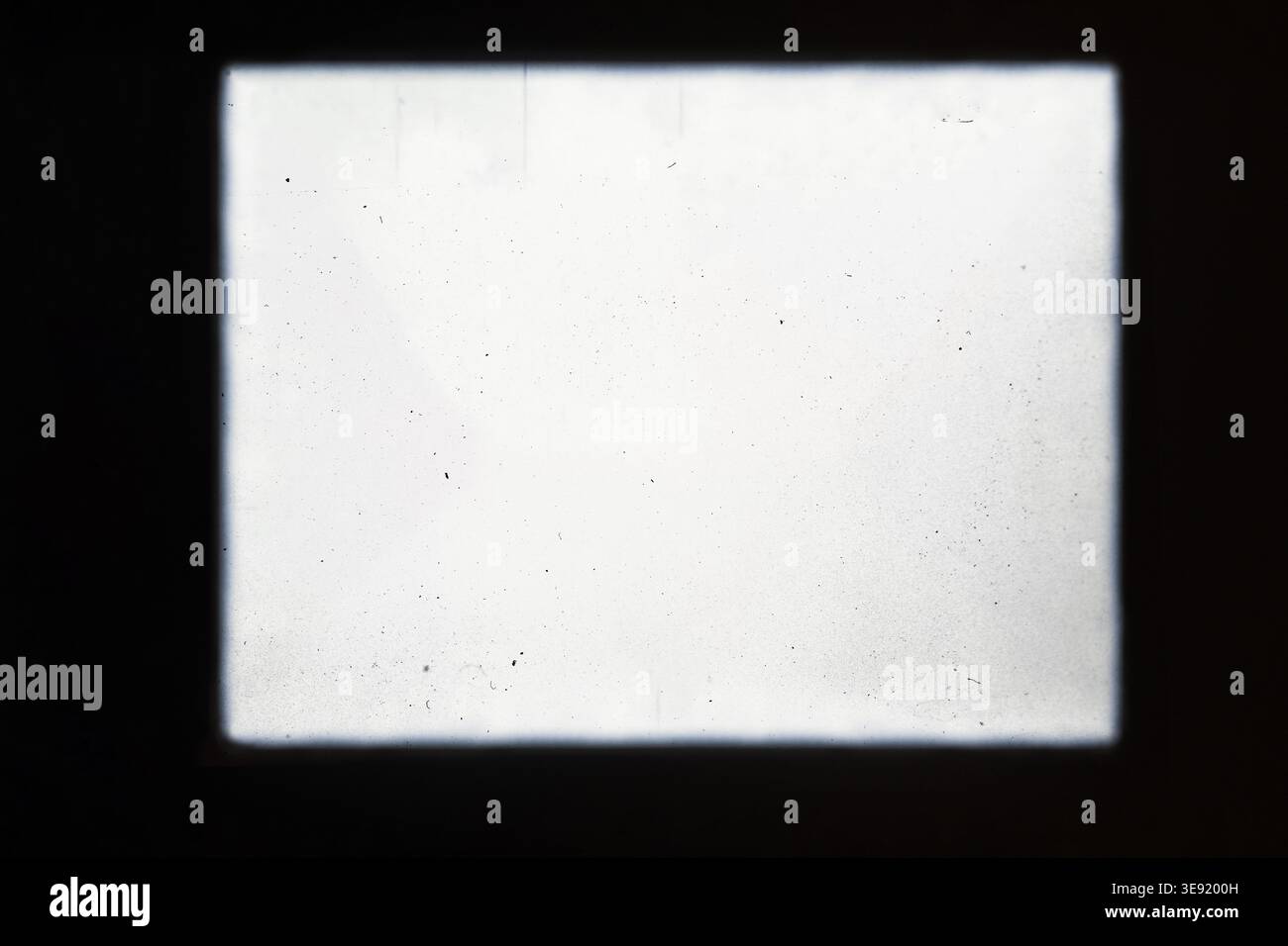 Abstrakter Filmtexturhintergrund mit Körnung, Staub und Lichtaustritt, gerahmt, Muster mit Kopierraum. Stockfoto